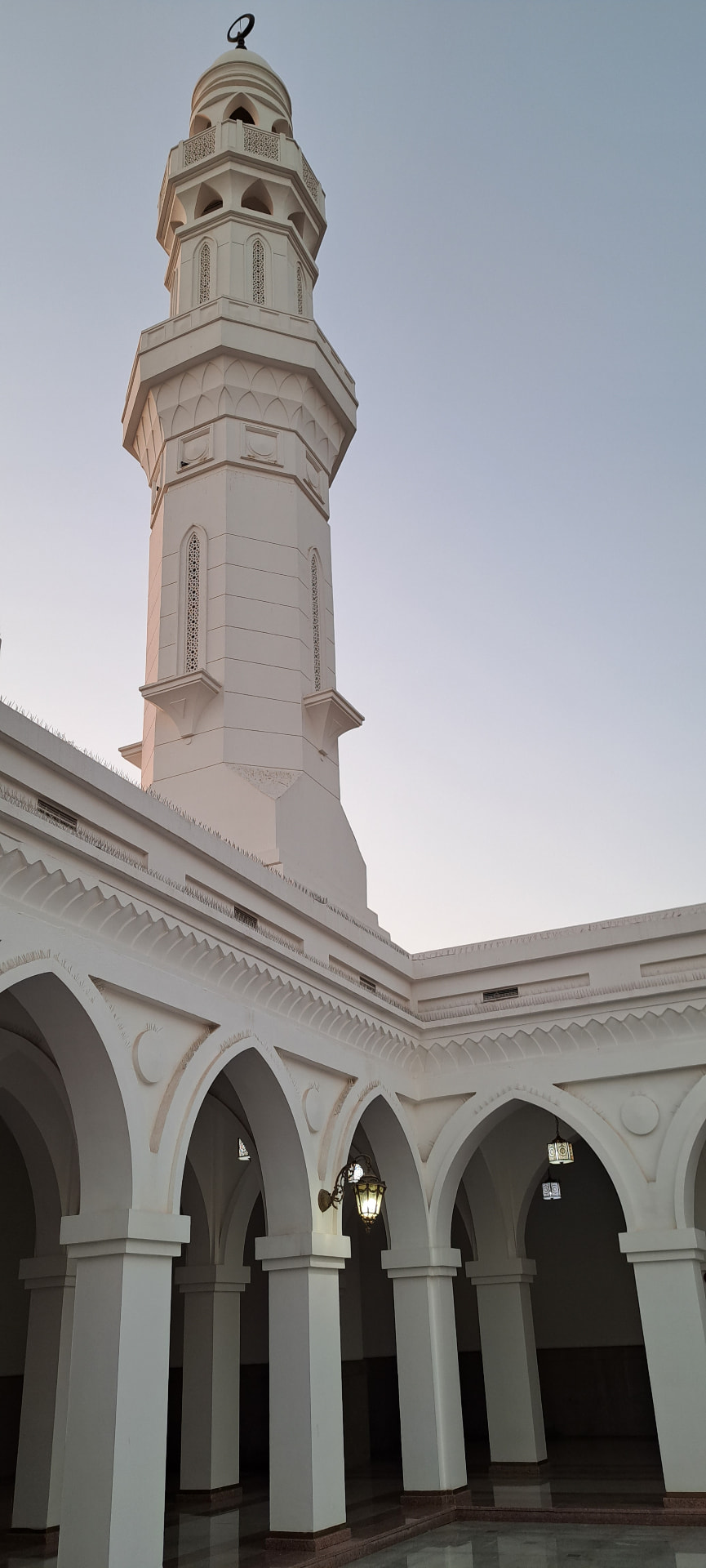 De hvite kolonnadene i Madinah